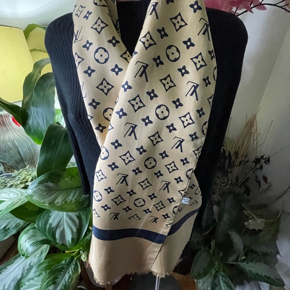 Louis Vuitton Silk Scarf. - Picture 15 of 15